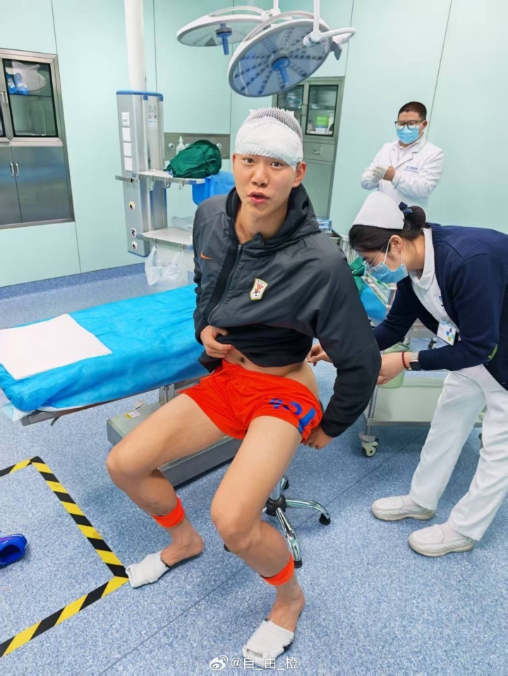 10分鐘兩次被干下場，泰山小將彭逸翔曬傷口：吃了一肘