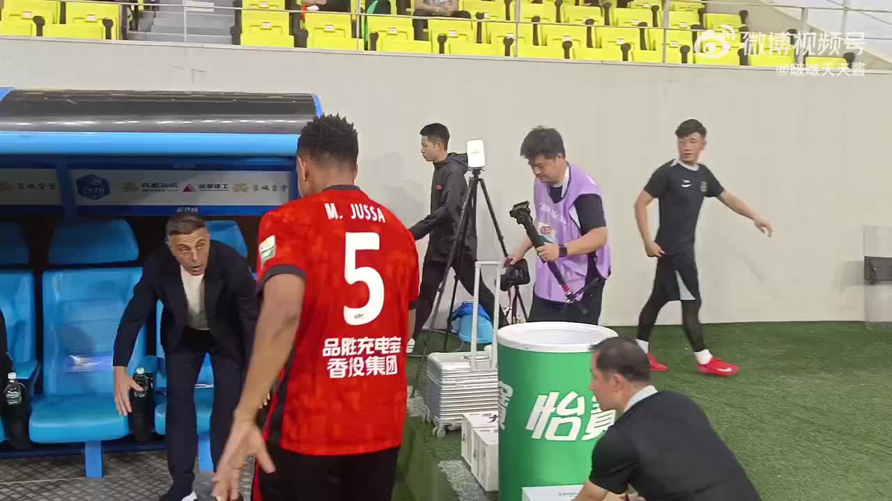 茹薩賽前擁抱浙江主帥羅斯，兩人曾在海港共事