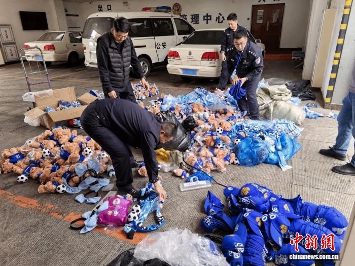 大連警方突襲梭魚灣周邊，查扣3000件仿冒英博周邊，12人落網