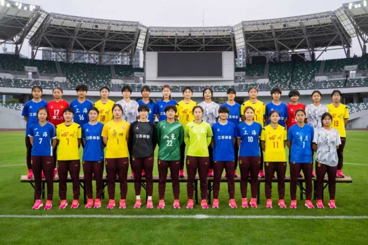 U17女足穿地方隊球衣拍全家福 備戰(zhàn)亞洲杯已與多支女超隊熱身