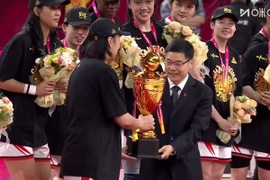 [四川女籃捧杯]四年三冠！賽后頒獎儀式，四川女籃全隊捧起總冠軍獎杯！