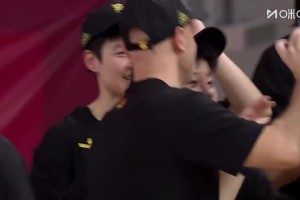 [四川女籃自拍]真的開心！頒獎儀式之前，王思雨帶領四川女籃姑娘們自拍！