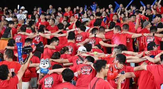 南通4-0宿遷豪取四連勝 場內(nèi)2.1萬場外22.6萬球迷同慶