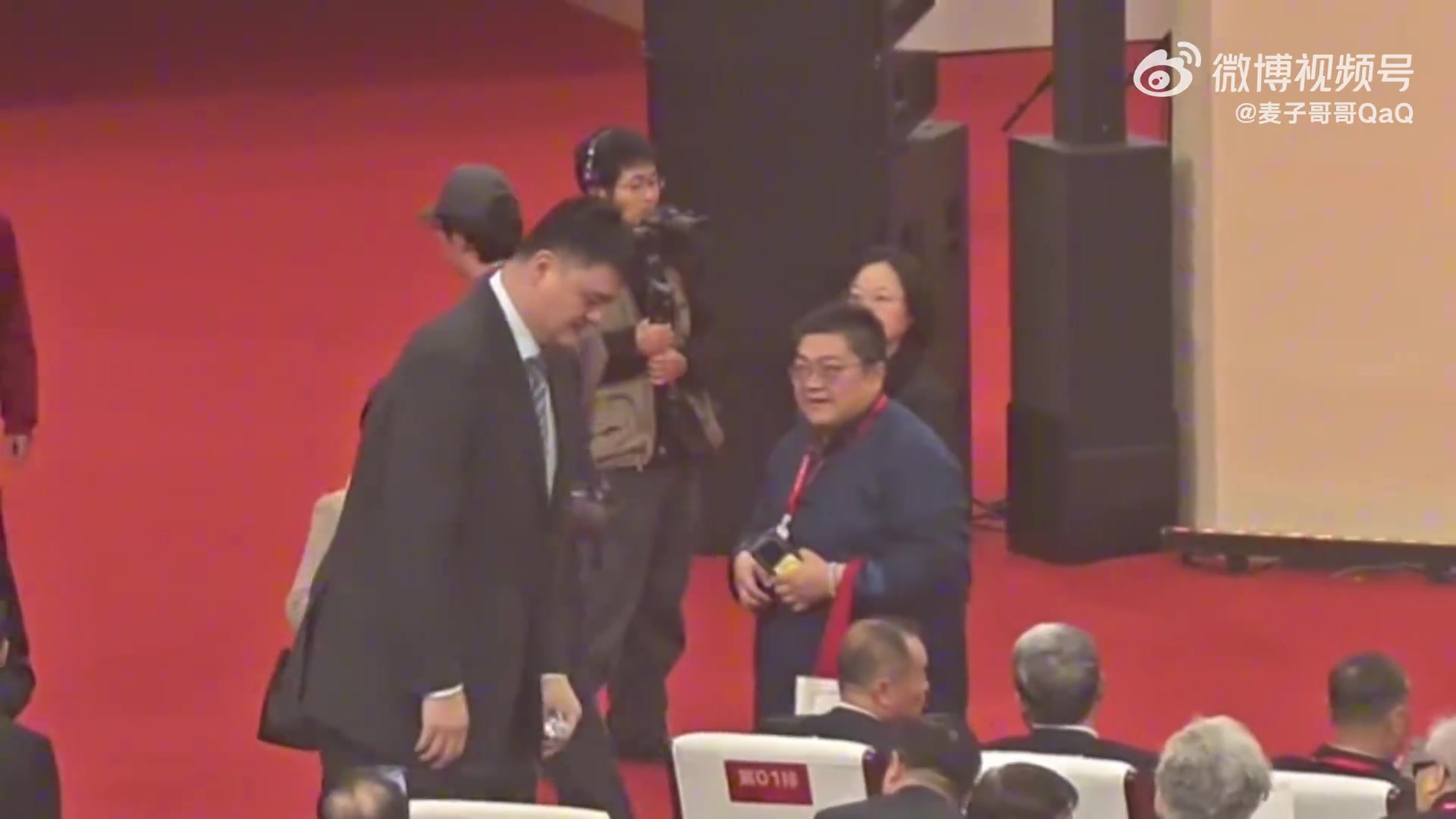 姚明現身上海交大130周年校慶 校友身份回歸校園