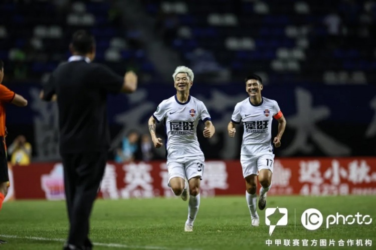 馮剛任意球破門，梅州客家1-0險勝石家莊功夫止連敗頹勢