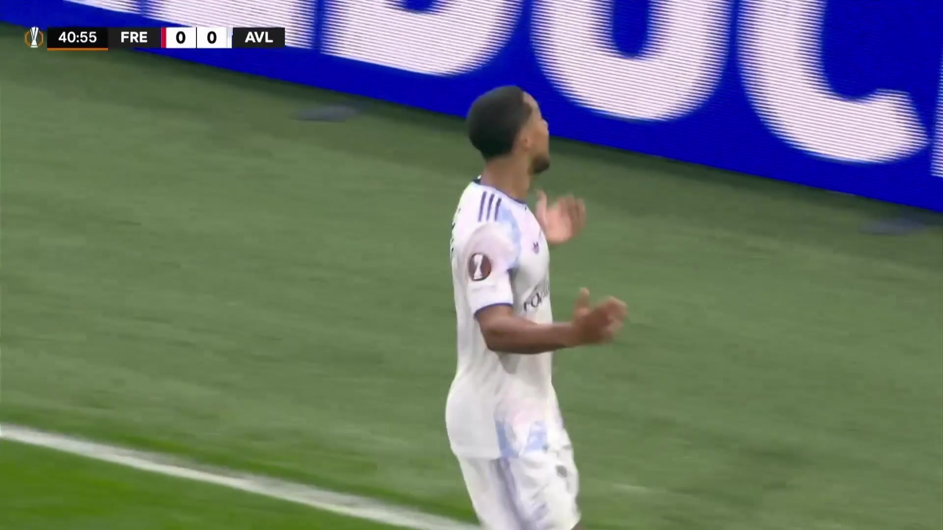 一劍封喉！蒂萊曼斯不停球凌空斬破門！維拉1-0領先弗賴堡！