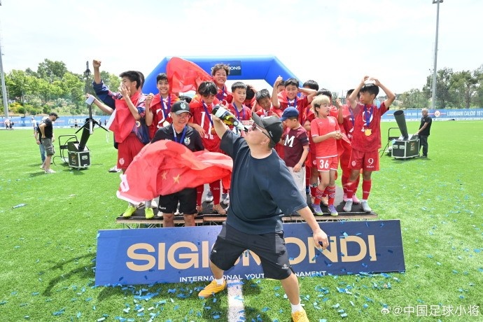 中國足球小將2014隊點球擒埃弗頓 捧得SIGISMONDI杯