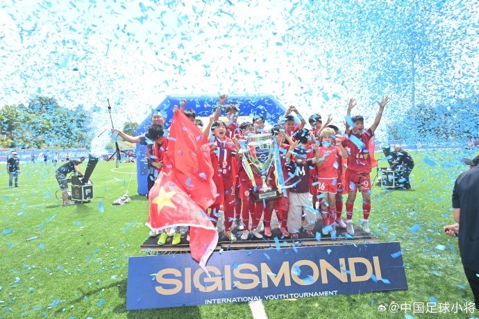 中國足球小將2014隊點球擒埃弗頓 捧得SIGISMONDI杯