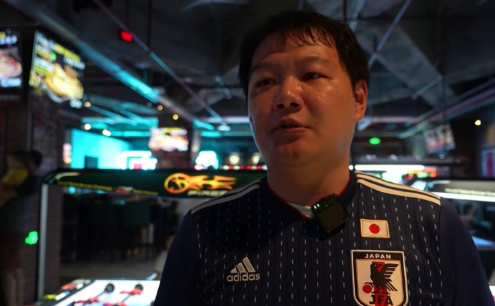 滬上酒吧數十中國球迷穿日本球衣為亞洲榮光助威