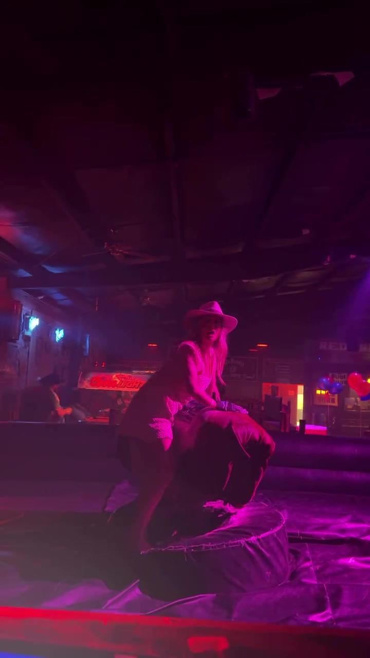 林德洛夫妻子達拉斯夜店騎機械牛 丈夫備戰日本
